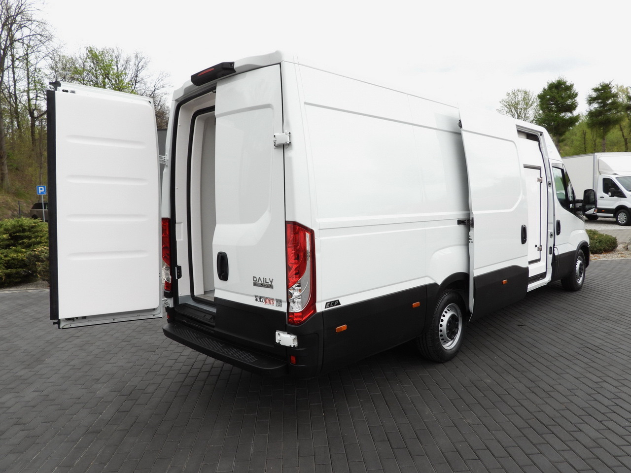 IVECO DAILY 35S14 REFRIGERATOR VAN 0*C POWER SUPPLY 230V CRUISE CONTROL AUTOMATIC TRANSMISSION HI-MATIC AIR CONDITIONING 140HP - Koelwagen: afbeelding 3 IVECO DAILY 35S14 REFRIGERATOR VAN 0*C POWER SUPPLY 230V CRUISE CONTROL AUTOMATIC TRANSMISSION HI-MATIC AIR CONDITIONING 140HP - Koelwagen: afbeelding 3