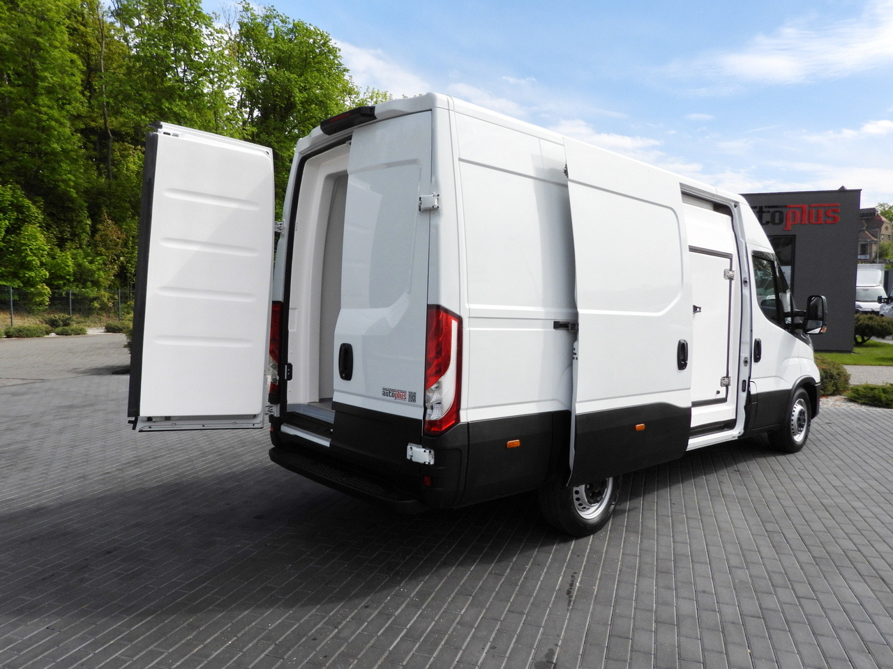 IVECO DAILY 35S14 REFRIGERATOR VAN -10*C POWER SUPPLY 230V CRUISE CONTROL AUTOMATIC TRANSMISSION HI-MATIC AIR CONDITIONING 140HP - Koelwagen: afbeelding 3 IVECO DAILY 35S14 REFRIGERATOR VAN -10*C POWER SUPPLY 230V CRUISE CONTROL AUTOMATIC TRANSMISSION HI-MATIC AIR CONDITIONING 140HP - Koelwagen: afbeelding 3