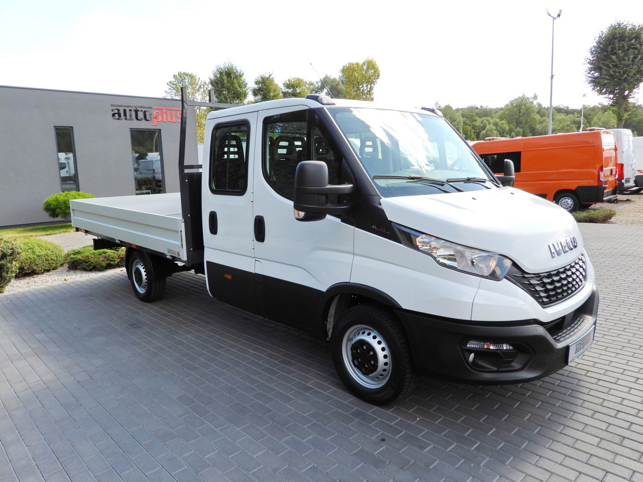 IVECO DAILY 35S14 STAKE BODY DOUBLE CABIN DOKA 7 SEATS CRUISE CONTROL AIR CONDITIONING 135HP - Bestelwagen met open laadbak: afbeelding 4 IVECO DAILY 35S14 STAKE BODY DOUBLE CABIN DOKA 7 SEATS CRUISE CONTROL AIR CONDITIONING 135HP - Bestelwagen met open laadbak: afbeelding 4