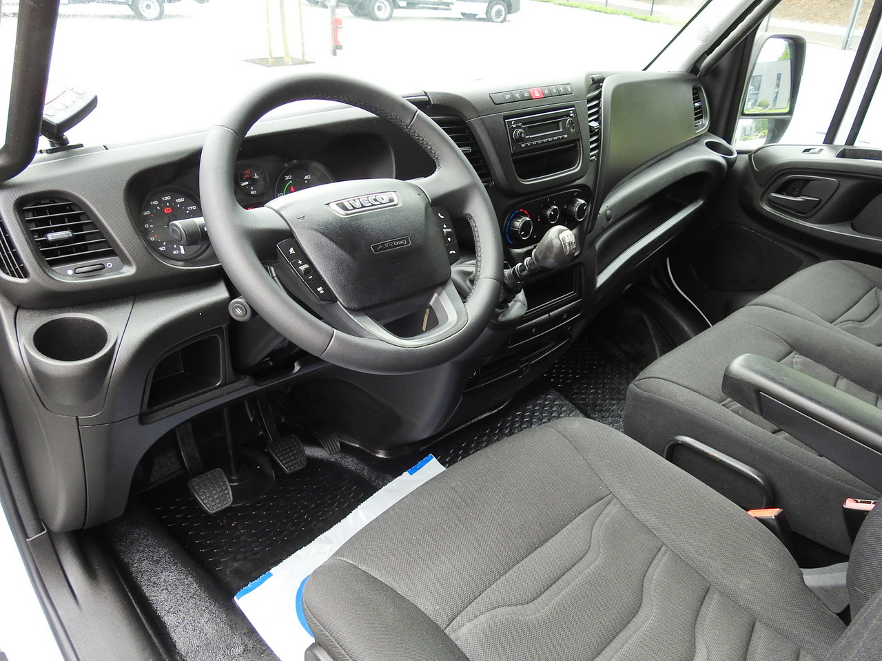 IVECO DAILY 35S15 REGRIGERATOR BOX -12*C 8 PALLETS CRUISE CONTROL TWIN WHEELS AIR CONDITIONING 150HP - Koelwagen: afbeelding 2 IVECO DAILY 35S15 REGRIGERATOR BOX -12*C 8 PALLETS CRUISE CONTROL TWIN WHEELS AIR CONDITIONING 150HP - Koelwagen: afbeelding 2