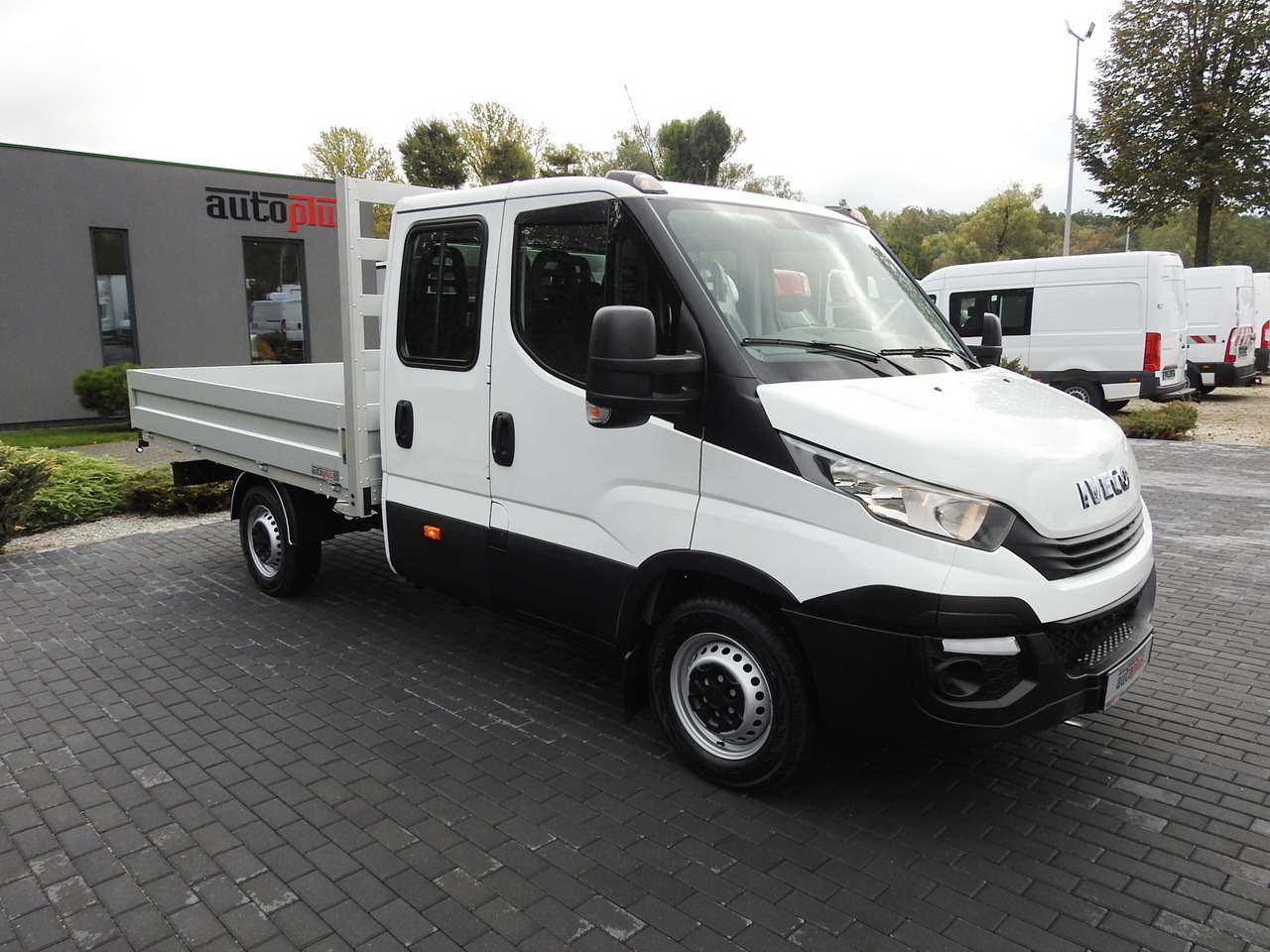 IVECO DAILY 35S15 STAKE BODY DOUBLE CABIN DOKA 7 SEATS AIR CONDITIONING  150HP - Bestelwagen met dubbele cabine: afbeelding 4 IVECO DAILY 35S15 STAKE BODY DOUBLE CABIN DOKA 7 SEATS AIR CONDITIONING  150HP - Bestelwagen met dubbele cabine: afbeelding 4