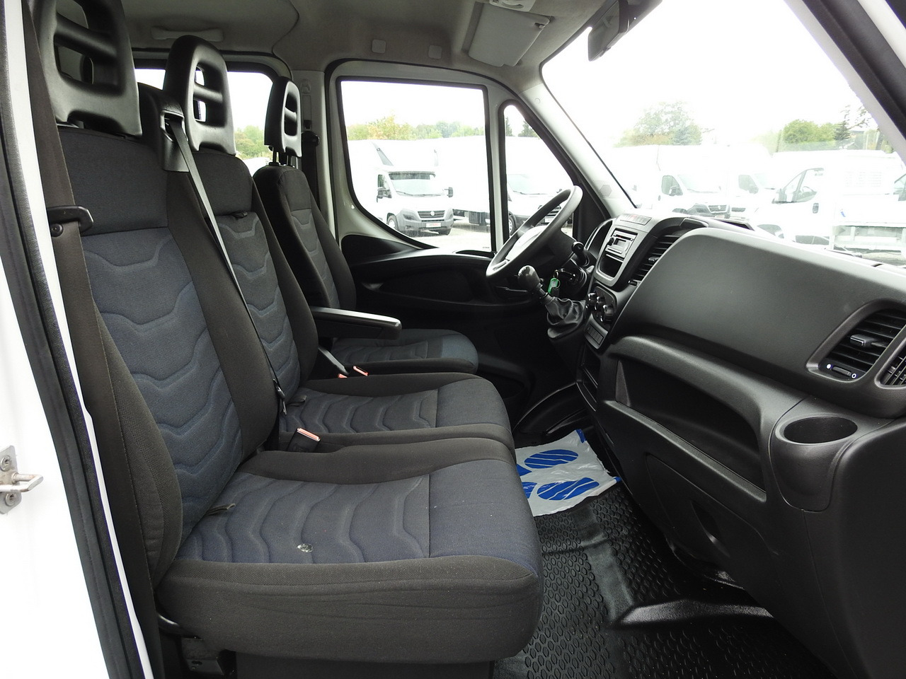 Leasing IVECO DAILY 35S15 STAKE BODY DOUBLE CABIN DOKA 7 SEATS AIR CONDITIONING 150HP IVECO DAILY 35S15 STAKE BODY DOUBLE CABIN DOKA 7 SEATS AIR CONDITIONING 150HP: afbeelding 37 Leasing IVECO DAILY 35S15 STAKE BODY DOUBLE CABIN DOKA 7 SEATS AIR CONDITIONING 150HP IVECO DAILY 35S15 STAKE BODY DOUBLE CABIN DOKA 7 SEATS AIR CONDITIONING 150HP: afbeelding 37