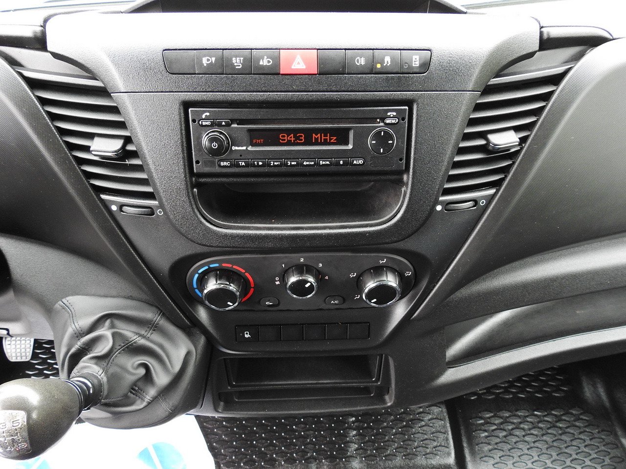 Leasing IVECO DAILY 35S15 STAKE BODY DOUBLE CABIN DOKA 7 SEATS AIR CONDITIONING 150HP IVECO DAILY 35S15 STAKE BODY DOUBLE CABIN DOKA 7 SEATS AIR CONDITIONING 150HP: afbeelding 33 Leasing IVECO DAILY 35S15 STAKE BODY DOUBLE CABIN DOKA 7 SEATS AIR CONDITIONING 150HP IVECO DAILY 35S15 STAKE BODY DOUBLE CABIN DOKA 7 SEATS AIR CONDITIONING 150HP: afbeelding 33