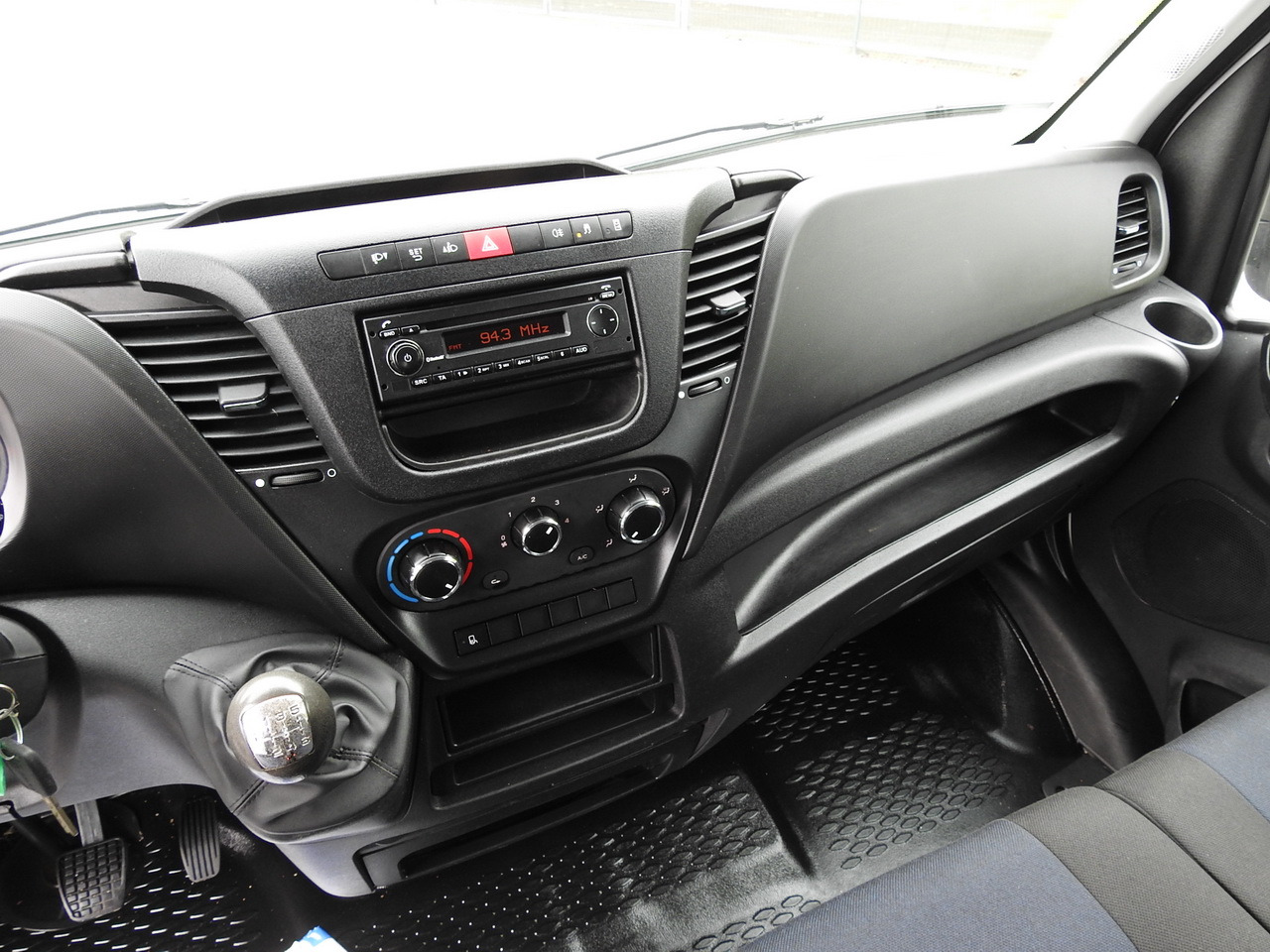 Leasing IVECO DAILY 35S15 STAKE BODY DOUBLE CABIN DOKA 7 SEATS AIR CONDITIONING 150HP IVECO DAILY 35S15 STAKE BODY DOUBLE CABIN DOKA 7 SEATS AIR CONDITIONING 150HP: afbeelding 31 Leasing IVECO DAILY 35S15 STAKE BODY DOUBLE CABIN DOKA 7 SEATS AIR CONDITIONING 150HP IVECO DAILY 35S15 STAKE BODY DOUBLE CABIN DOKA 7 SEATS AIR CONDITIONING 150HP: afbeelding 31