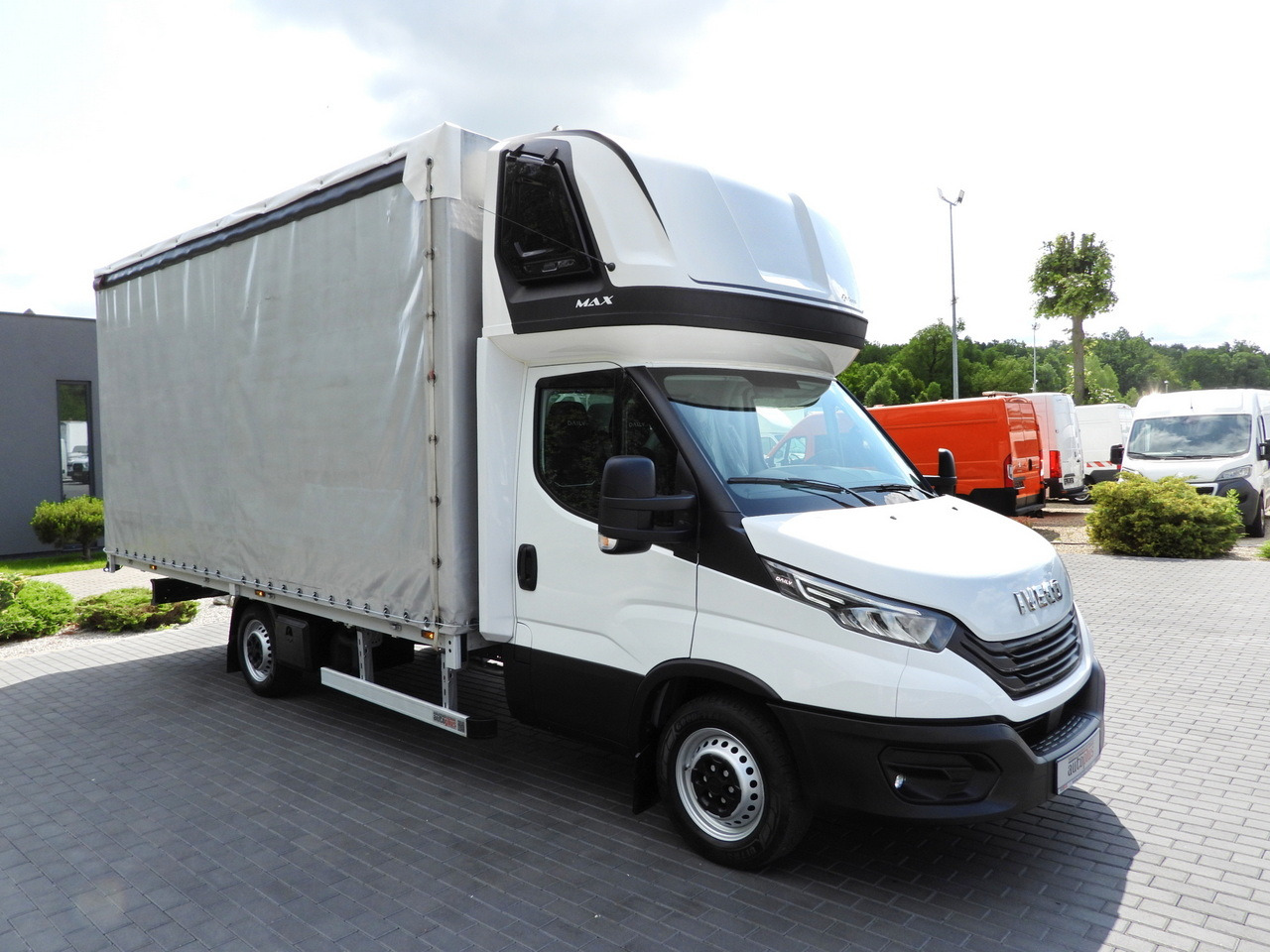 IVECO DAILY 35S18 TARPAULIN 10 PALLETS CRUISE CONTROL LED LIGHTS AIR CONDITIONING 180HP - Huifzeil bedrijfswagen: afbeelding 4 IVECO DAILY 35S18 TARPAULIN 10 PALLETS CRUISE CONTROL LED LIGHTS AIR CONDITIONING 180HP - Huifzeil bedrijfswagen: afbeelding 4
