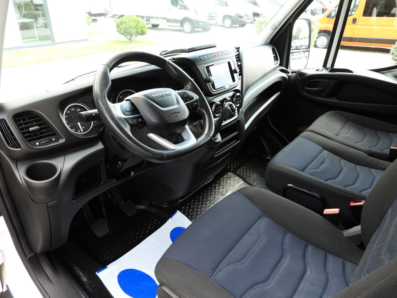 IVECO DAILY 35S18 TARPAULIN 10 PALLETS WEBASTO CRUISE CONTROL NAVIGATION LED LIGHTS AIR CONDITIONING 180HP - Huifzeil bedrijfswagen: afbeelding 2 IVECO DAILY 35S18 TARPAULIN 10 PALLETS WEBASTO CRUISE CONTROL NAVIGATION LED LIGHTS AIR CONDITIONING 180HP - Huifzeil bedrijfswagen: afbeelding 2