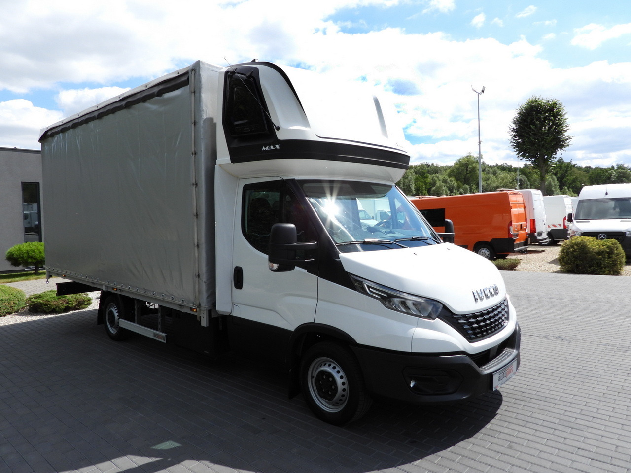 IVECO DAILY 35S18 TARPAULIN 10 PALLETS WEBASTO CRUISE CONTROL NAVIGATION LED LIGHTS AIR CONDITIONING 180HP - Huifzeil bedrijfswagen: afbeelding 4 IVECO DAILY 35S18 TARPAULIN 10 PALLETS WEBASTO CRUISE CONTROL NAVIGATION LED LIGHTS AIR CONDITIONING 180HP - Huifzeil bedrijfswagen: afbeelding 4