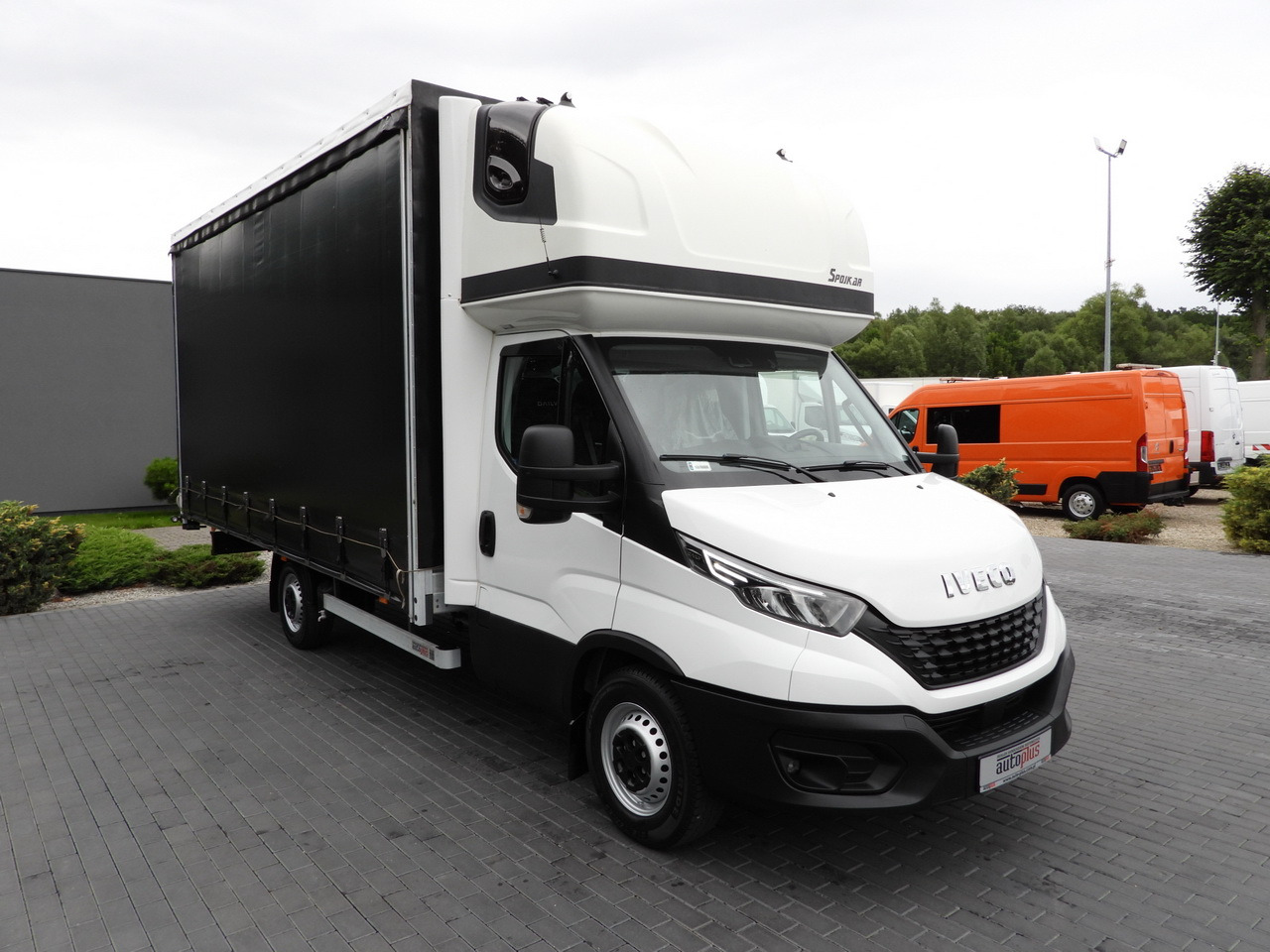 IVECO DAILY 35S18 TARPAULIN 10 PALLETS WEBASTO CRUISE CONTROL NAVIGATION LED LIGHTS AIR CONDITIONING 180HP - Huifzeil bedrijfswagen: afbeelding 4 IVECO DAILY 35S18 TARPAULIN 10 PALLETS WEBASTO CRUISE CONTROL NAVIGATION LED LIGHTS AIR CONDITIONING 180HP - Huifzeil bedrijfswagen: afbeelding 4