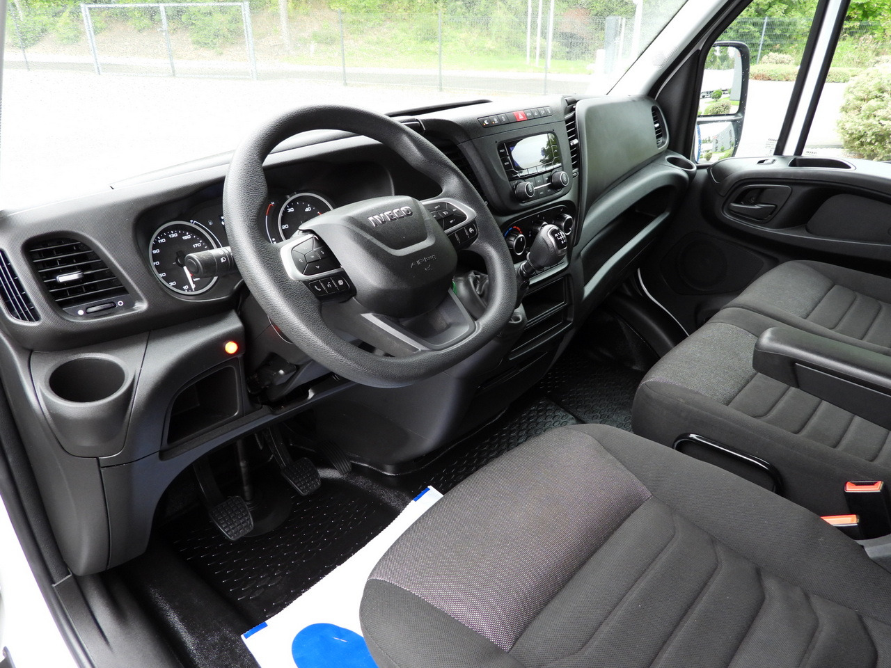 IVECO DAILY 35S18 TARPAULIN LIFT 8 PALLETS WEBASTO CRUISE CONTROL LED LIGHTS AIR CONDITIONING 180HP - Huifzeil bedrijfswagen: afbeelding 2 IVECO DAILY 35S18 TARPAULIN LIFT 8 PALLETS WEBASTO CRUISE CONTROL LED LIGHTS AIR CONDITIONING 180HP - Huifzeil bedrijfswagen: afbeelding 2