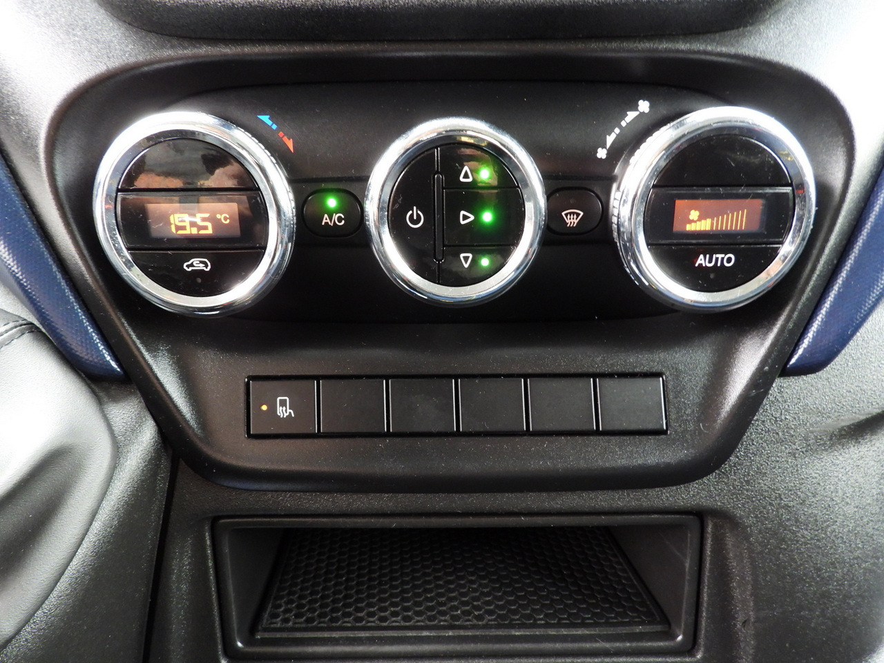 Leasing IVECO DAILY 50C15 TARPAULIN 12 PALLETS CRUISE CONTROL TWIN WHEELS AIR CONDITIONING  150HP IVECO DAILY 50C15 TARPAULIN 12 PALLETS CRUISE CONTROL TWIN WHEELS AIR CONDITIONING  150HP: afbeelding 41 Leasing IVECO DAILY 50C15 TARPAULIN 12 PALLETS CRUISE CONTROL TWIN WHEELS AIR CONDITIONING  150HP IVECO DAILY 50C15 TARPAULIN 12 PALLETS CRUISE CONTROL TWIN WHEELS AIR CONDITIONING  150HP: afbeelding 41