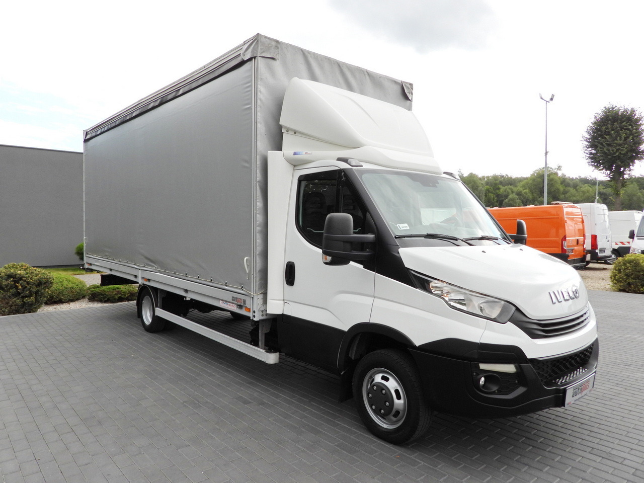 IVECO DAILY 50C15 TARPAULIN 12 PALLETS CRUISE CONTROL TWIN WHEELS AIR CONDITIONING  150HP - Huifzeil bedrijfswagen: afbeelding 4 IVECO DAILY 50C15 TARPAULIN 12 PALLETS CRUISE CONTROL TWIN WHEELS AIR CONDITIONING  150HP - Huifzeil bedrijfswagen: afbeelding 4