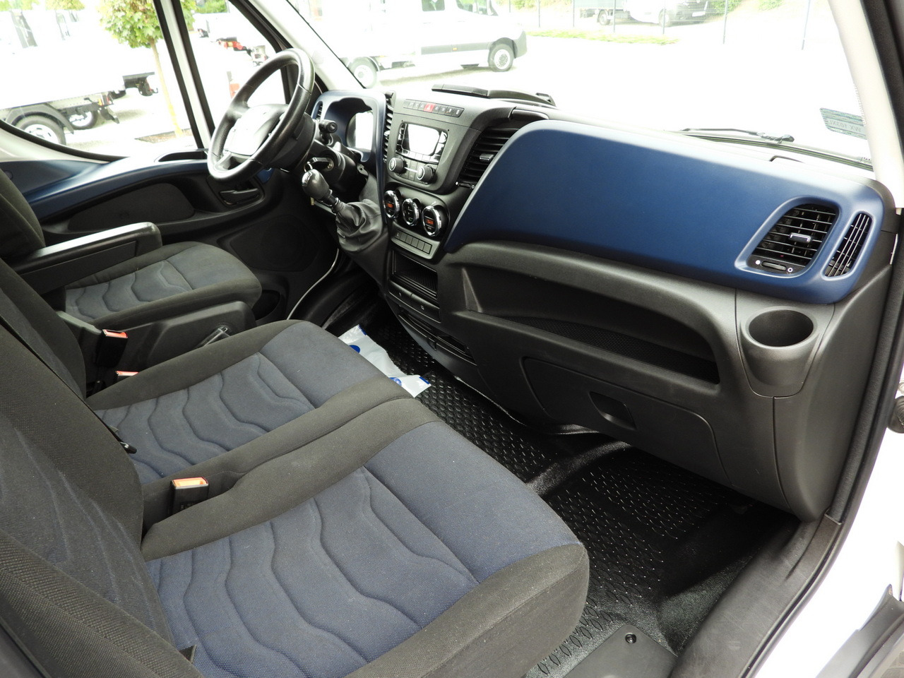 Leasing IVECO DAILY 50C15 TARPAULIN 12 PALLETS CRUISE CONTROL TWIN WHEELS AIR CONDITIONING  150HP IVECO DAILY 50C15 TARPAULIN 12 PALLETS CRUISE CONTROL TWIN WHEELS AIR CONDITIONING  150HP: afbeelding 46 Leasing IVECO DAILY 50C15 TARPAULIN 12 PALLETS CRUISE CONTROL TWIN WHEELS AIR CONDITIONING  150HP IVECO DAILY 50C15 TARPAULIN 12 PALLETS CRUISE CONTROL TWIN WHEELS AIR CONDITIONING  150HP: afbeelding 46