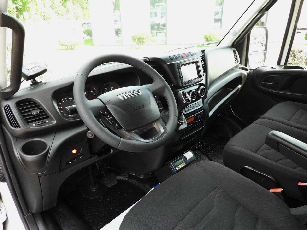 IVECO DAILY 70C17 REFRIGERATOR 1*C LIFT 10 PALLETS POWER SUPPLY 230V CRUISE CONTROL AIR CONDITIONING PNEUMATICS AUTOMATIC TRANSMISSION HI-MATIC TWIN WHEELS 170HP - Koelwagen vrachtwagen: afbeelding 2 IVECO DAILY 70C17 REFRIGERATOR 1*C LIFT 10 PALLETS POWER SUPPLY 230V CRUISE CONTROL AIR CONDITIONING PNEUMATICS AUTOMATIC TRANSMISSION HI-MATIC TWIN WHEELS 170HP - Koelwagen vrachtwagen: afbeelding 2