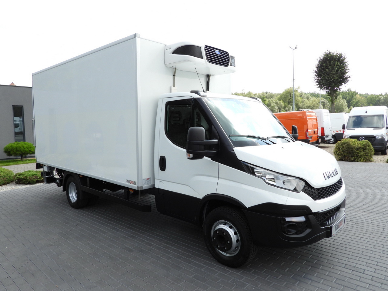 IVECO DAILY 70C17 REFRIGERATOR 1*C LIFT 10 PALLETS POWER SUPPLY 230V CRUISE CONTROL AIR CONDITIONING PNEUMATICS AUTOMATIC TRANSMISSION HI-MATIC TWIN WHEELS 170HP - Koelwagen vrachtwagen: afbeelding 4 IVECO DAILY 70C17 REFRIGERATOR 1*C LIFT 10 PALLETS POWER SUPPLY 230V CRUISE CONTROL AIR CONDITIONING PNEUMATICS AUTOMATIC TRANSMISSION HI-MATIC TWIN WHEELS 170HP - Koelwagen vrachtwagen: afbeelding 4