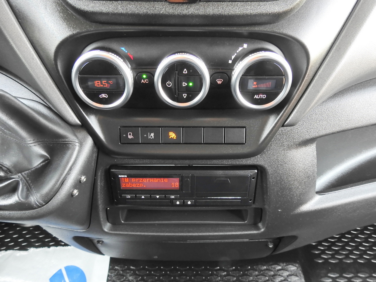 Bestelwagen gesloten laadbak IVECO DAILY 70C18 BOX LIFT 14 PALLETS WEBASTO CRUISE CONTROL NAVIGATION LED LIGHTS TWIN WHEELS AIR CONDITIONING  180HP: afbeelding 41