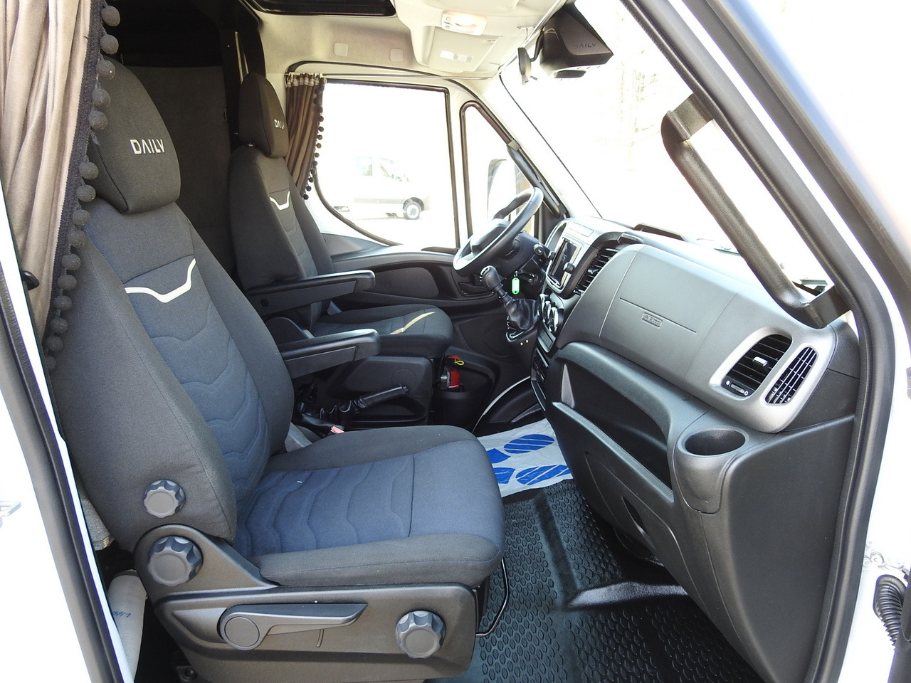 Bestelwagen gesloten laadbak IVECO DAILY 70C18 BOX LIFT 14 PALLETS WEBASTO CRUISE CONTROL NAVIGATION LED LIGHTS TWIN WHEELS AIR CONDITIONING  180HP: afbeelding 42