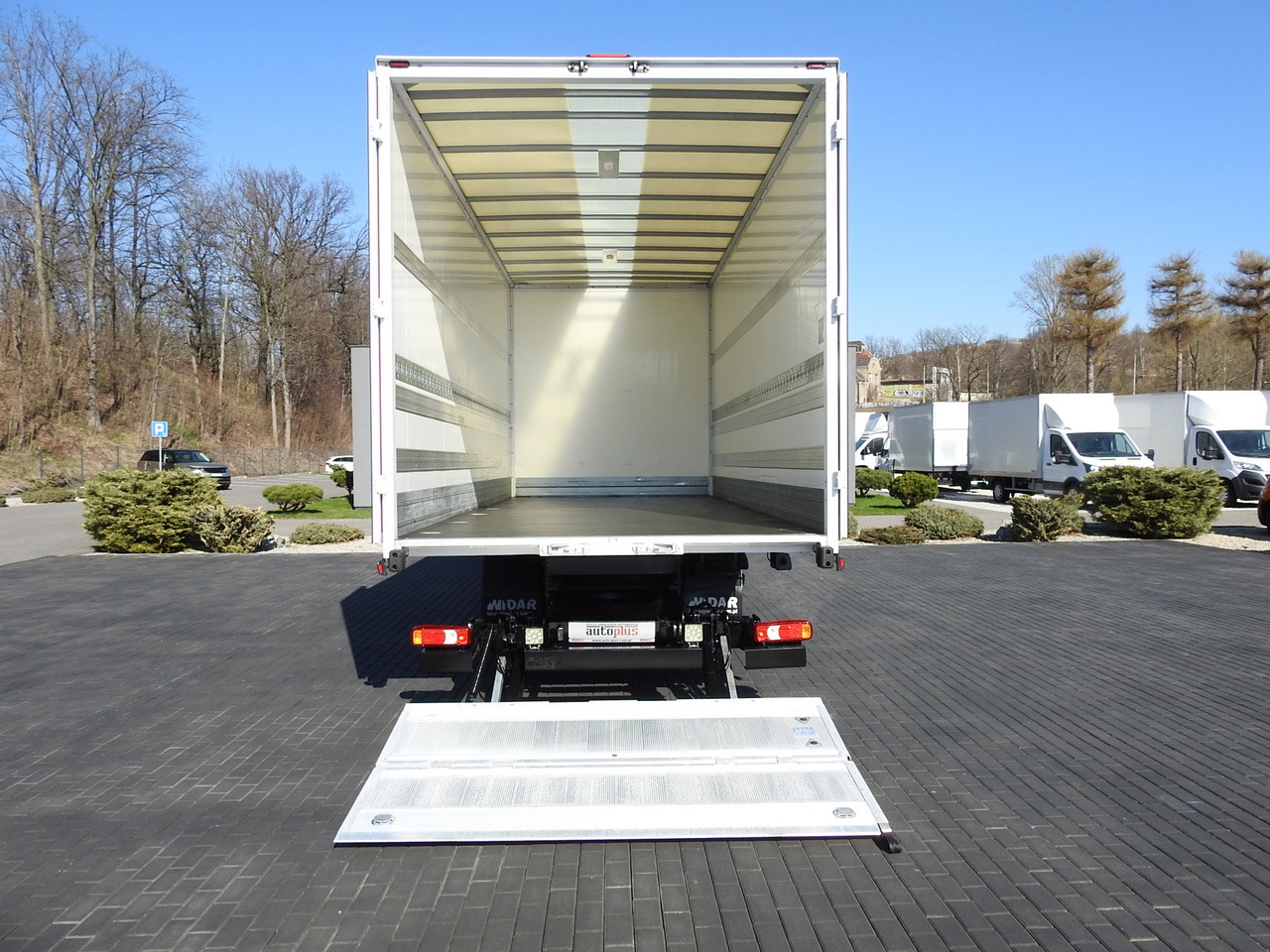 Interieur foto 1: Bestelwagen gesloten laadbak IVECO DAILY 70C18 BOX LIFT 14 PALLETS WEBASTO CRUISE CONTROL NAVIGATION LED LIGHTS TWIN WHEELS AIR CONDITIONING  180HP