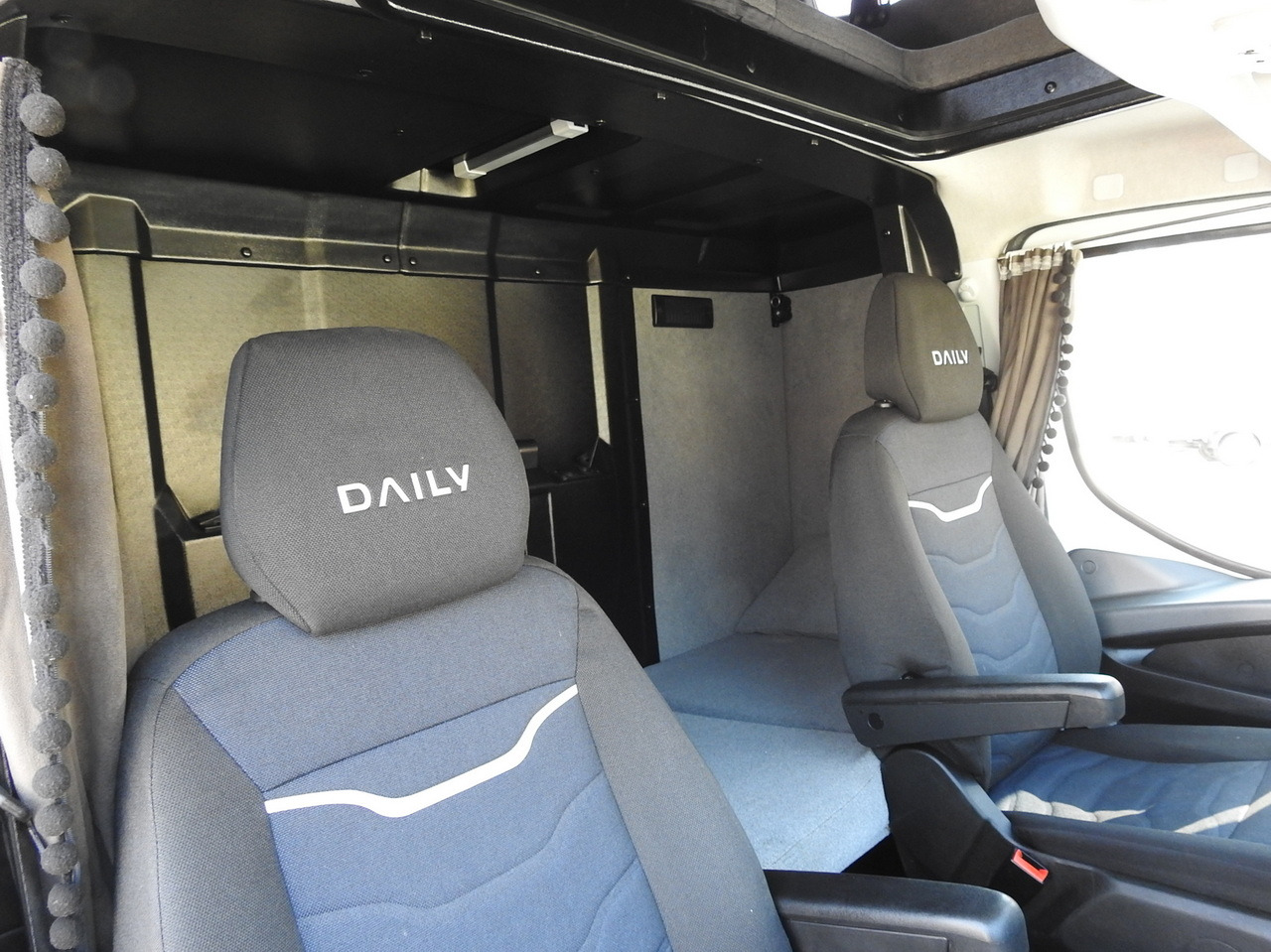 Bestelwagen gesloten laadbak IVECO DAILY 70C18 BOX LIFT 14 PALLETS WEBASTO CRUISE CONTROL NAVIGATION LED LIGHTS TWIN WHEELS AIR CONDITIONING  180HP: afbeelding 44