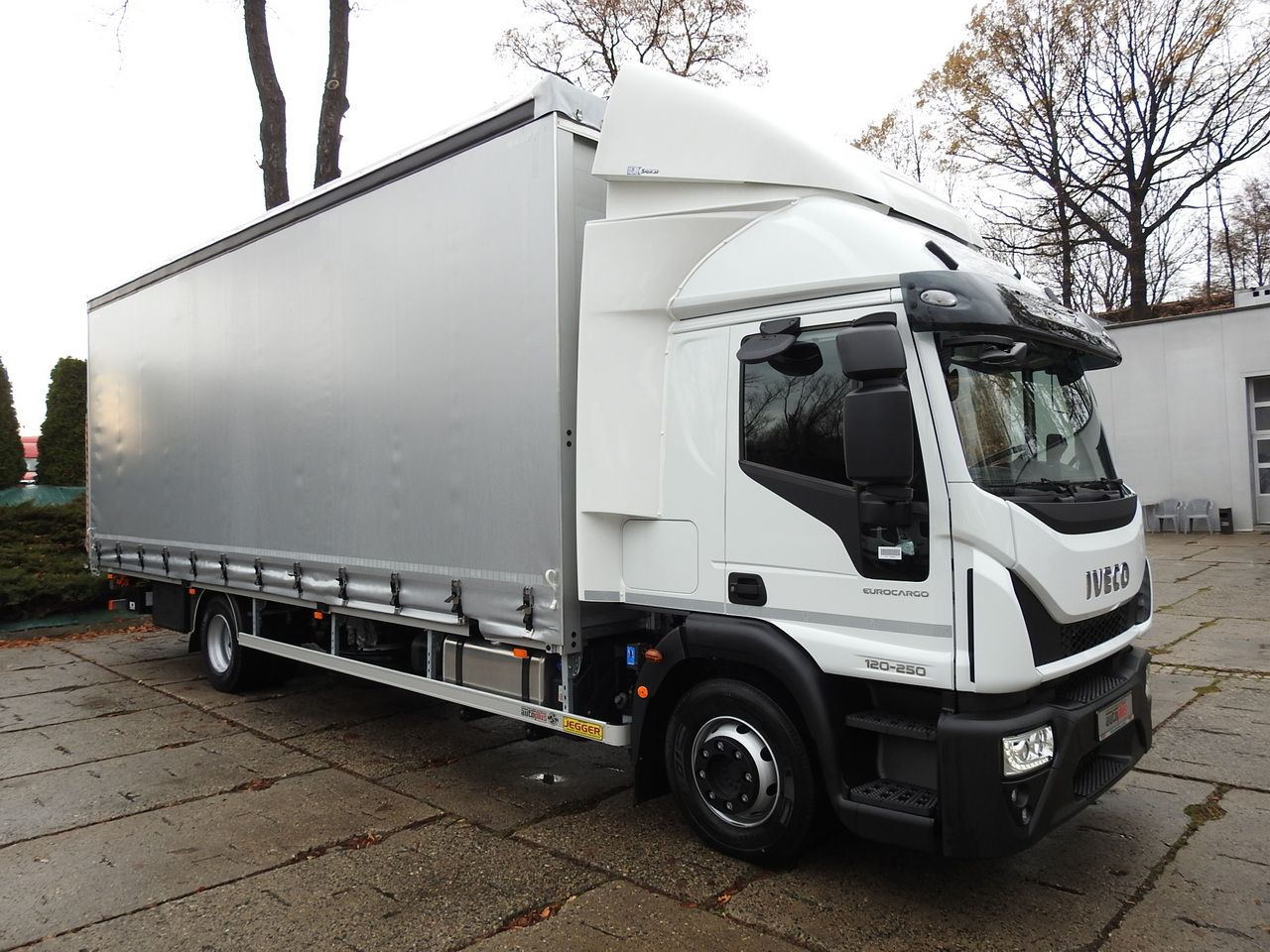 IVECO EUROCARGO 120-250 NEW TARPAULIN LIFT 18 PALLETS WEBASTO CRUISE CONTROL AIR CONDITIONING LED LIGHTS PNEUMATICS AUTOMATIC TRANSMISSION HI-MATIC 250HP - Huifzeil bedrijfswagen: afbeelding 4 IVECO EUROCARGO 120-250 NEW TARPAULIN LIFT 18 PALLETS WEBASTO CRUISE CONTROL AIR CONDITIONING LED LIGHTS PNEUMATICS AUTOMATIC TRANSMISSION HI-MATIC 250HP - Huifzeil bedrijfswagen: afbeelding 4