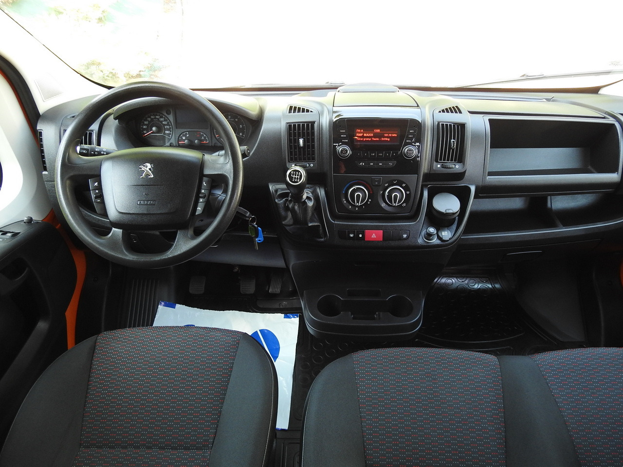 PEUGEOT BOXER BOX DELIVERY VAN 7 SEATS AIR CONDITIONING 120HP - Gesloten bestelwagen: afbeelding 2 PEUGEOT BOXER BOX DELIVERY VAN 7 SEATS AIR CONDITIONING 120HP - Gesloten bestelwagen: afbeelding 2