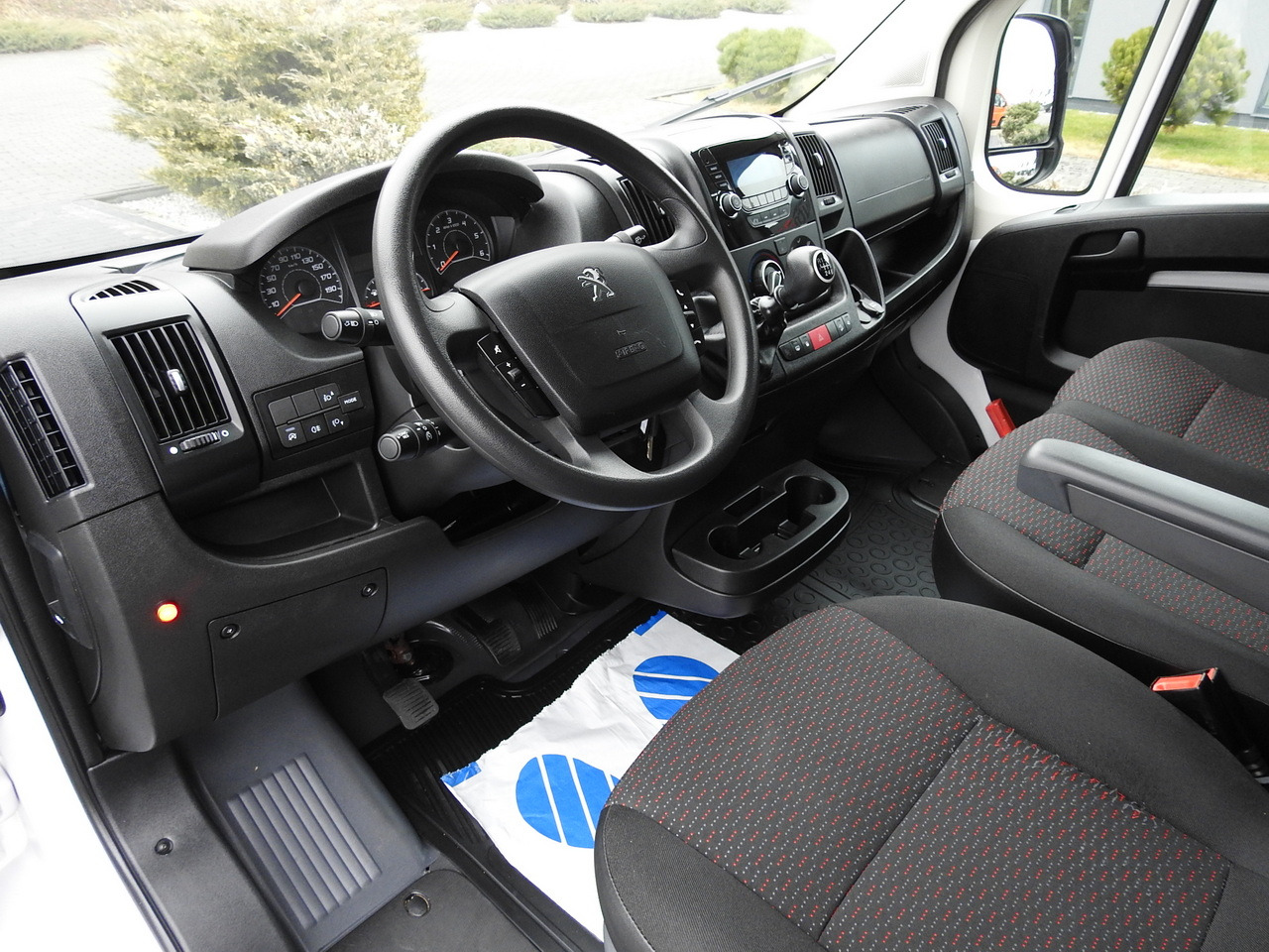 PEUGEOT BOXER BOX LIFT 8 PALLETS CRUISE CONTROL AIR CONDITIONING 140HP - Bestelwagen gesloten laadbak: afbeelding 2 PEUGEOT BOXER BOX LIFT 8 PALLETS CRUISE CONTROL AIR CONDITIONING 140HP - Bestelwagen gesloten laadbak: afbeelding 2