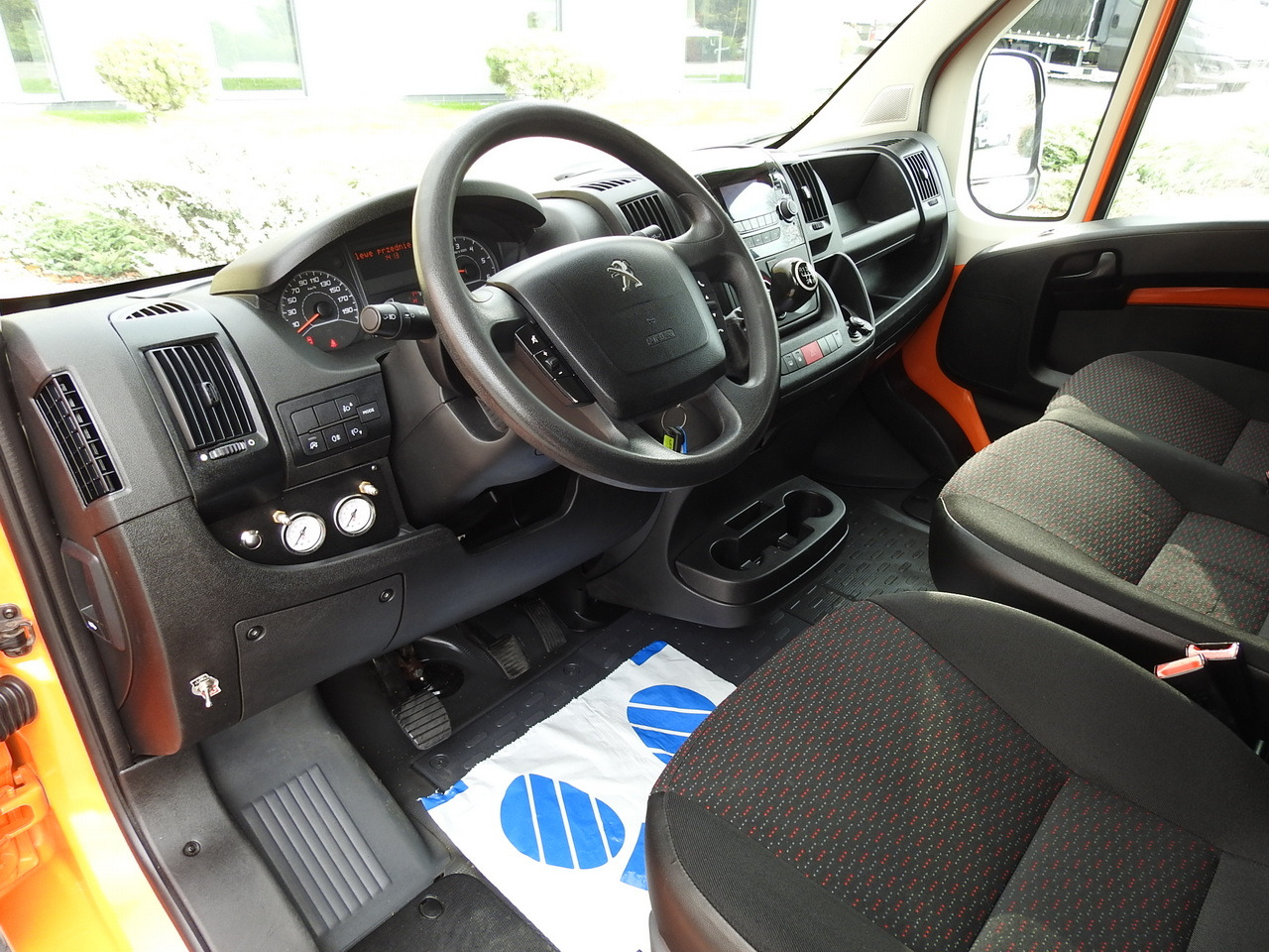 PEUGEOT BOXER STAKE BODY TARPAULIN DOUBLE CABIN DOKA 7 SEATS AIR CONDITIONING PNEUMATICS 140HP - Bestelwagen met open laadbak: afbeelding 2 PEUGEOT BOXER STAKE BODY TARPAULIN DOUBLE CABIN DOKA 7 SEATS AIR CONDITIONING PNEUMATICS 140HP - Bestelwagen met open laadbak: afbeelding 2