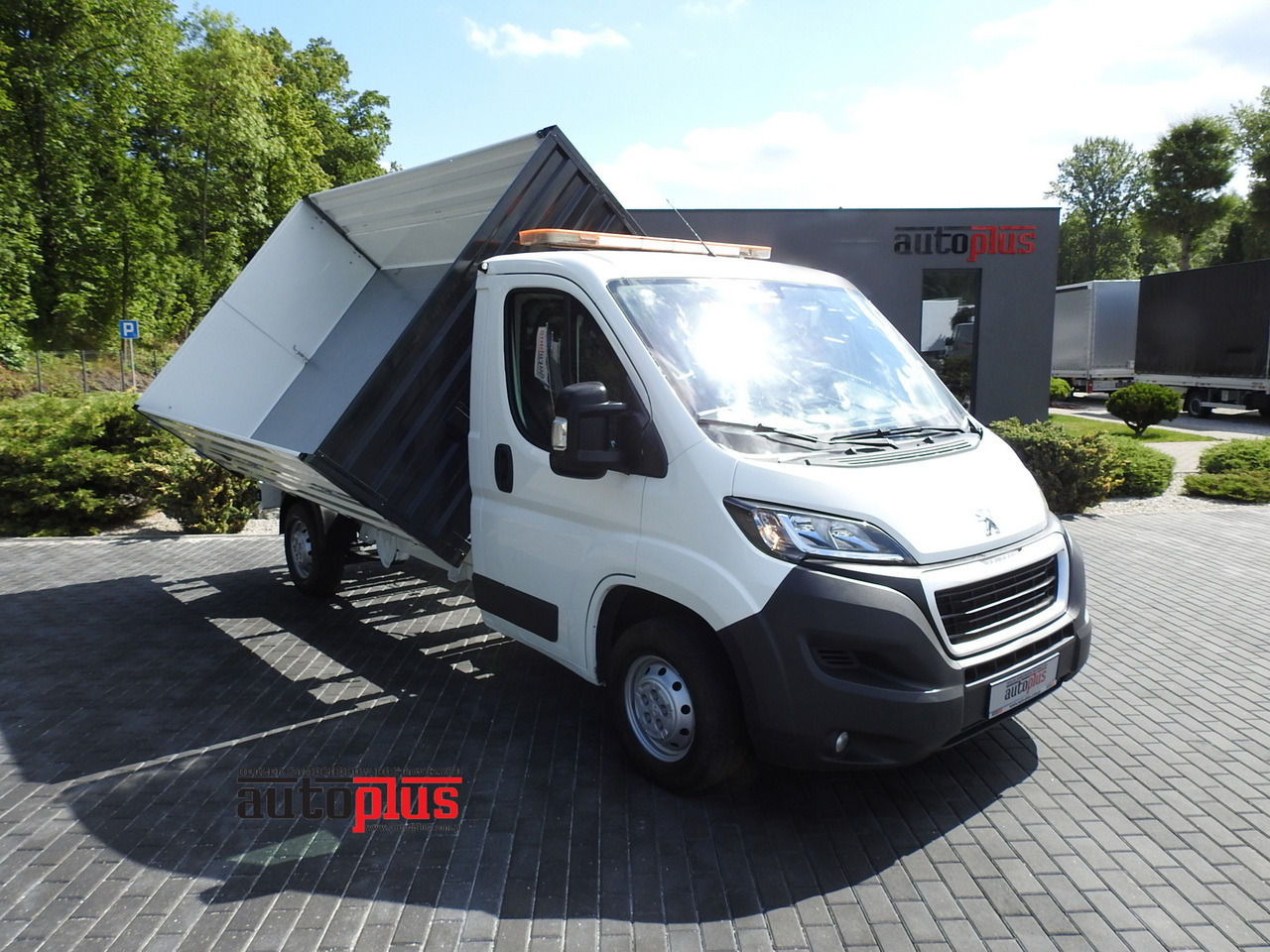 PEUGEOT BOXER THREE-WAY TIPPER AIR CONDITIONING 130HP - Kipper vrachtwagen: afbeelding 1 PEUGEOT BOXER THREE-WAY TIPPER AIR CONDITIONING 130HP - Kipper vrachtwagen: afbeelding 1