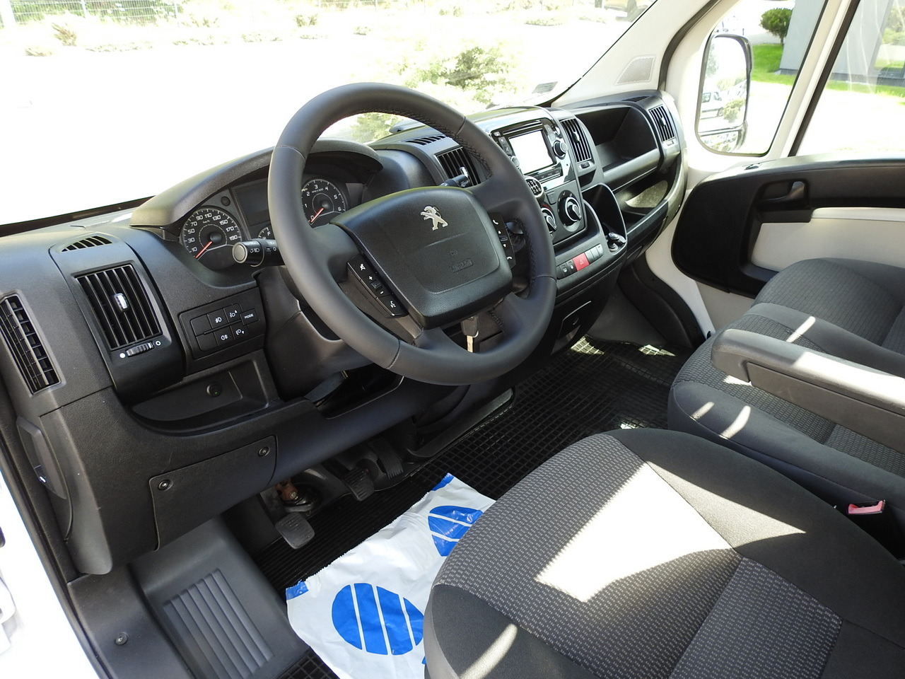 PEUGEOT BOXER THREE-WAY TIPPER AIR CONDITIONING 130HP - Kipper vrachtwagen: afbeelding 2 PEUGEOT BOXER THREE-WAY TIPPER AIR CONDITIONING 130HP - Kipper vrachtwagen: afbeelding 2