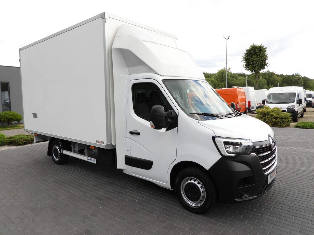 RENAULT MASTER BOX 8 PALLETS CRUISE CONTROL LED LIGHTS AIR CONDITIONING 165HP - Bestelwagen gesloten laadbak: afbeelding 4 RENAULT MASTER BOX 8 PALLETS CRUISE CONTROL LED LIGHTS AIR CONDITIONING 165HP - Bestelwagen gesloten laadbak: afbeelding 4