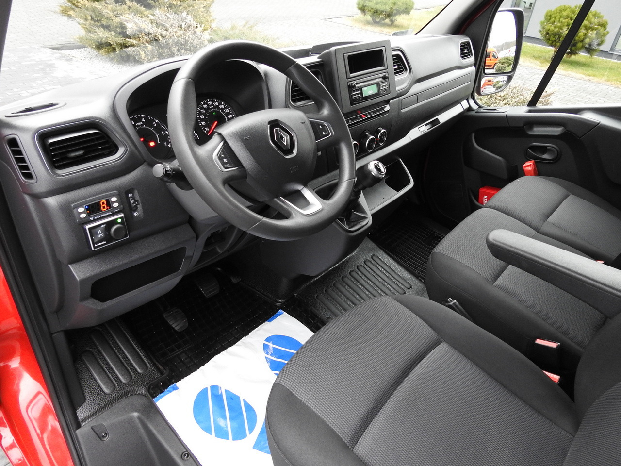 RENAULT MASTER REFRIGERATOR VAN 1*C CRUISE CONTROL AIR CONDITIONING LED LIGHTS 135HP - Koelwagen: afbeelding 2 RENAULT MASTER REFRIGERATOR VAN 1*C CRUISE CONTROL AIR CONDITIONING LED LIGHTS 135HP - Koelwagen: afbeelding 2