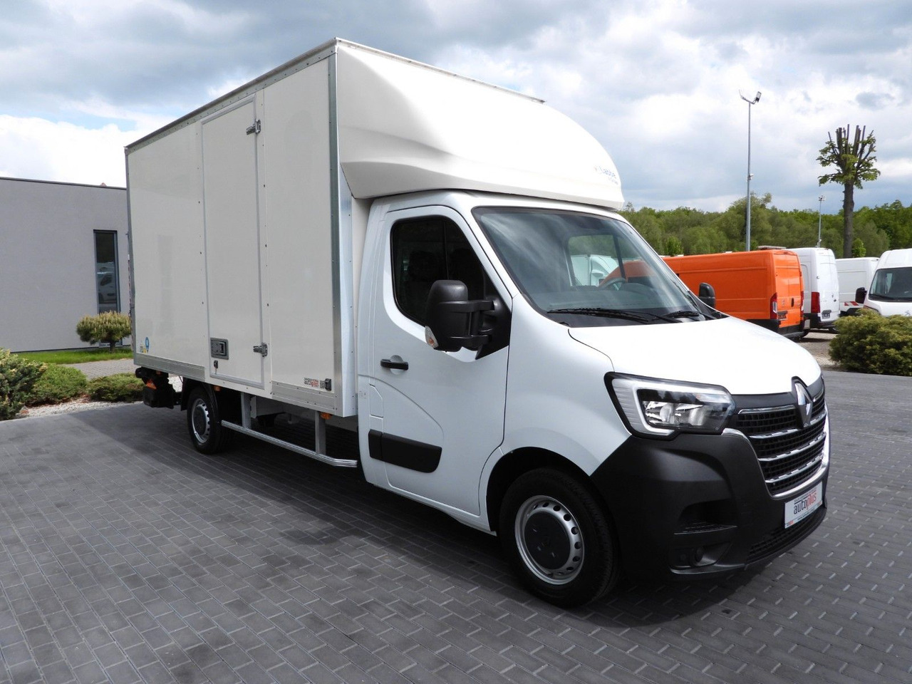 Renault MASTER KOFFER AUFZUG 8 PALETTEN TEMPOMAT A/C LED Renault MASTER KOFFER AUFZUG 8 PALETTEN TEMPOMAT A/C LED - Bestelwagen gesloten laadbak: afbeelding 4 Renault MASTER KOFFER AUFZUG 8 PALETTEN TEMPOMAT A/C LED Renault MASTER KOFFER AUFZUG 8 PALETTEN TEMPOMAT A/C LED - Bestelwagen gesloten laadbak: afbeelding 4