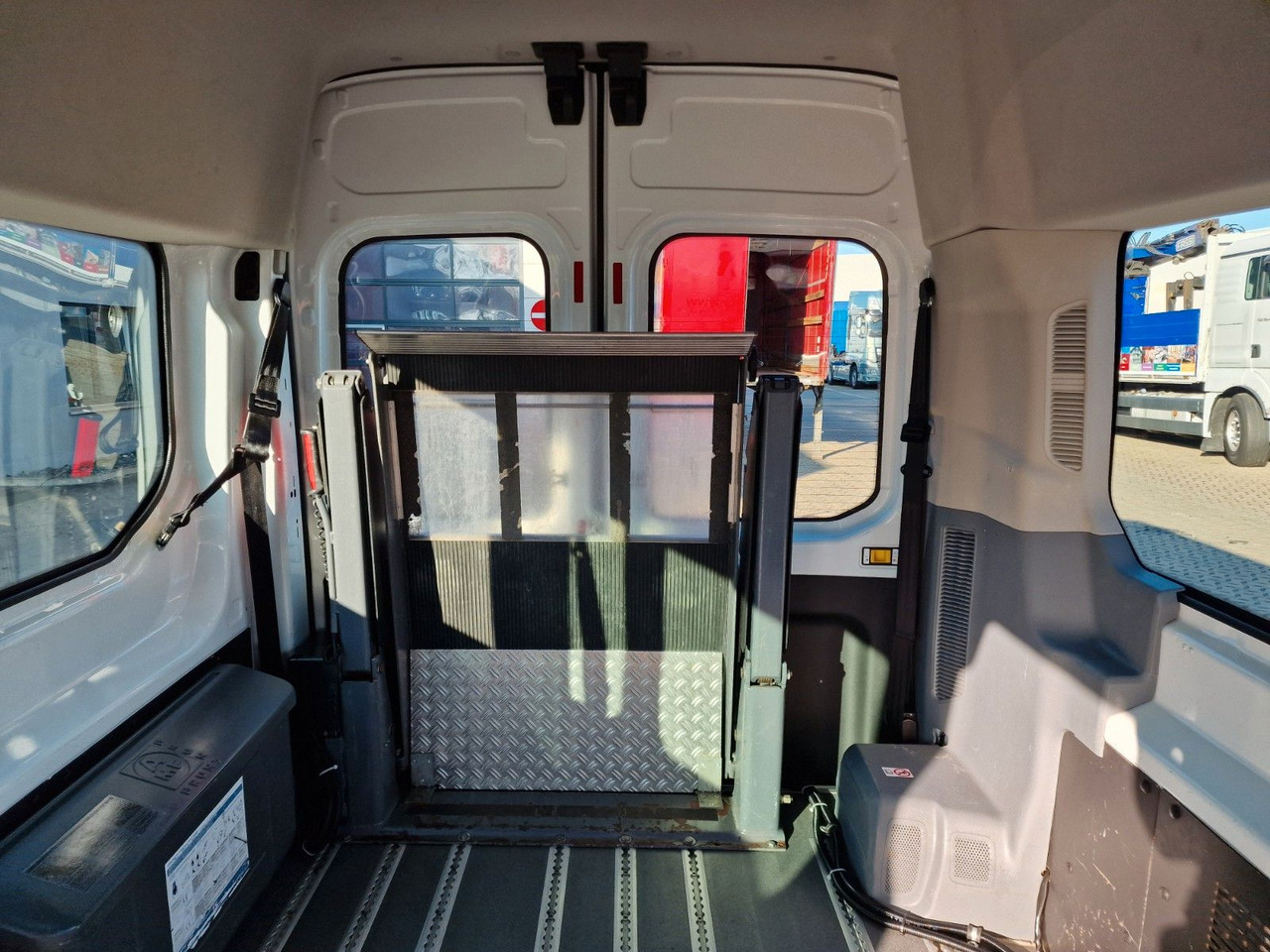 Gesloten bestelwagen Ford Transit / Transport von Personen im Rollstuhl: afbeelding 17 Gesloten bestelwagen Ford Transit / Transport von Personen im Rollstuhl: afbeelding 17