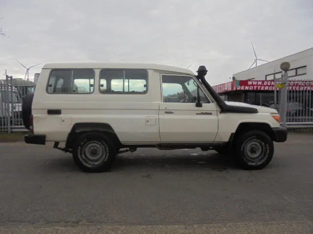 Toyota Land Cruiser HZJ76 + HZJ78L + PICKUP 4WD EXPORT OUT EU ONLY - Personenwagen: afbeelding 4 Toyota Land Cruiser HZJ76 + HZJ78L + PICKUP 4WD EXPORT OUT EU ONLY - Personenwagen: afbeelding 4