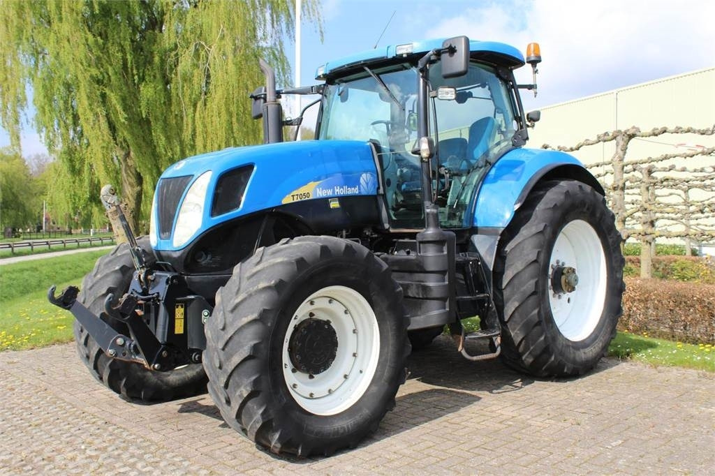 New Holland T7050 - Tractor: afbeelding 1 New Holland T7050 - Tractor: afbeelding 1