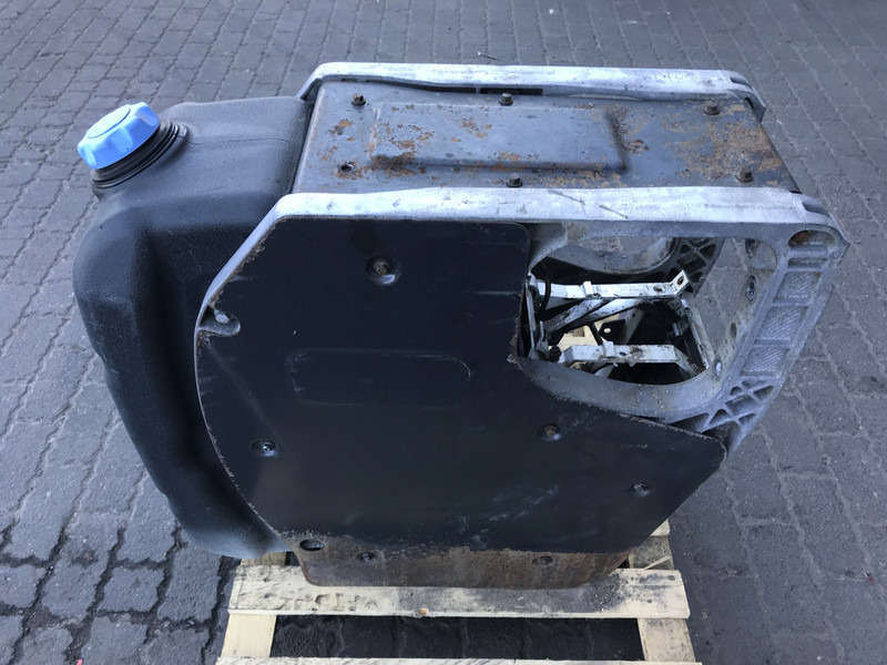 Volvo Volvo AdBlue tank 21219301 - Onderdelen voor Vrachtwagen: afbeelding 1 Volvo Volvo AdBlue tank 21219301 - Onderdelen voor Vrachtwagen: afbeelding 1