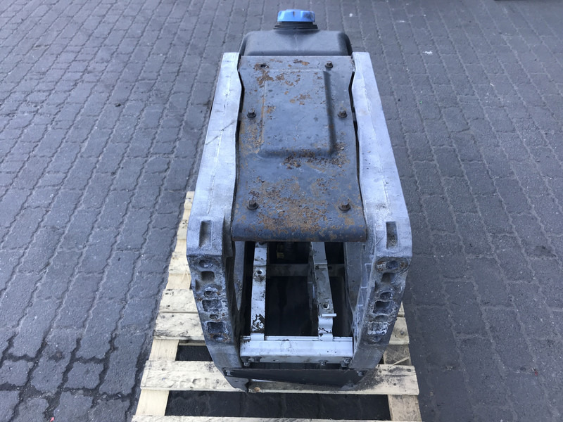 Volvo Volvo AdBlue tank 21219301 - Onderdelen voor Vrachtwagen: afbeelding 2 Volvo Volvo AdBlue tank 21219301 - Onderdelen voor Vrachtwagen: afbeelding 2