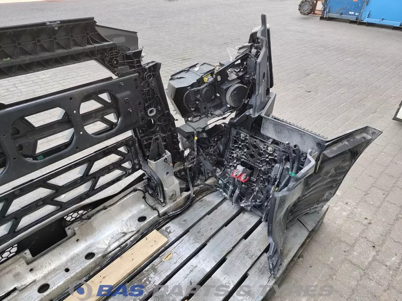 Renault T-Serie Bumper Renault 7482540689 - Bumper voor Vrachtwagen: afbeelding 4 Renault T-Serie Bumper Renault 7482540689 - Bumper voor Vrachtwagen: afbeelding 4