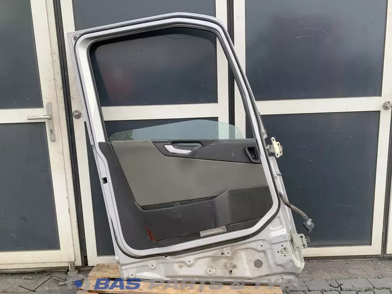 Volvo FH4 Portier Links Volvo 82183078 - Deur en onderdelen voor Vrachtwagen: afbeelding 2 Volvo FH4 Portier Links Volvo 82183078 - Deur en onderdelen voor Vrachtwagen: afbeelding 2