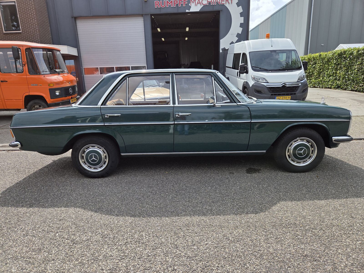 Mercedes-Benz 220 (W115) auto - Personenwagen: afbeelding 4 Mercedes-Benz 220 (W115) auto - Personenwagen: afbeelding 4