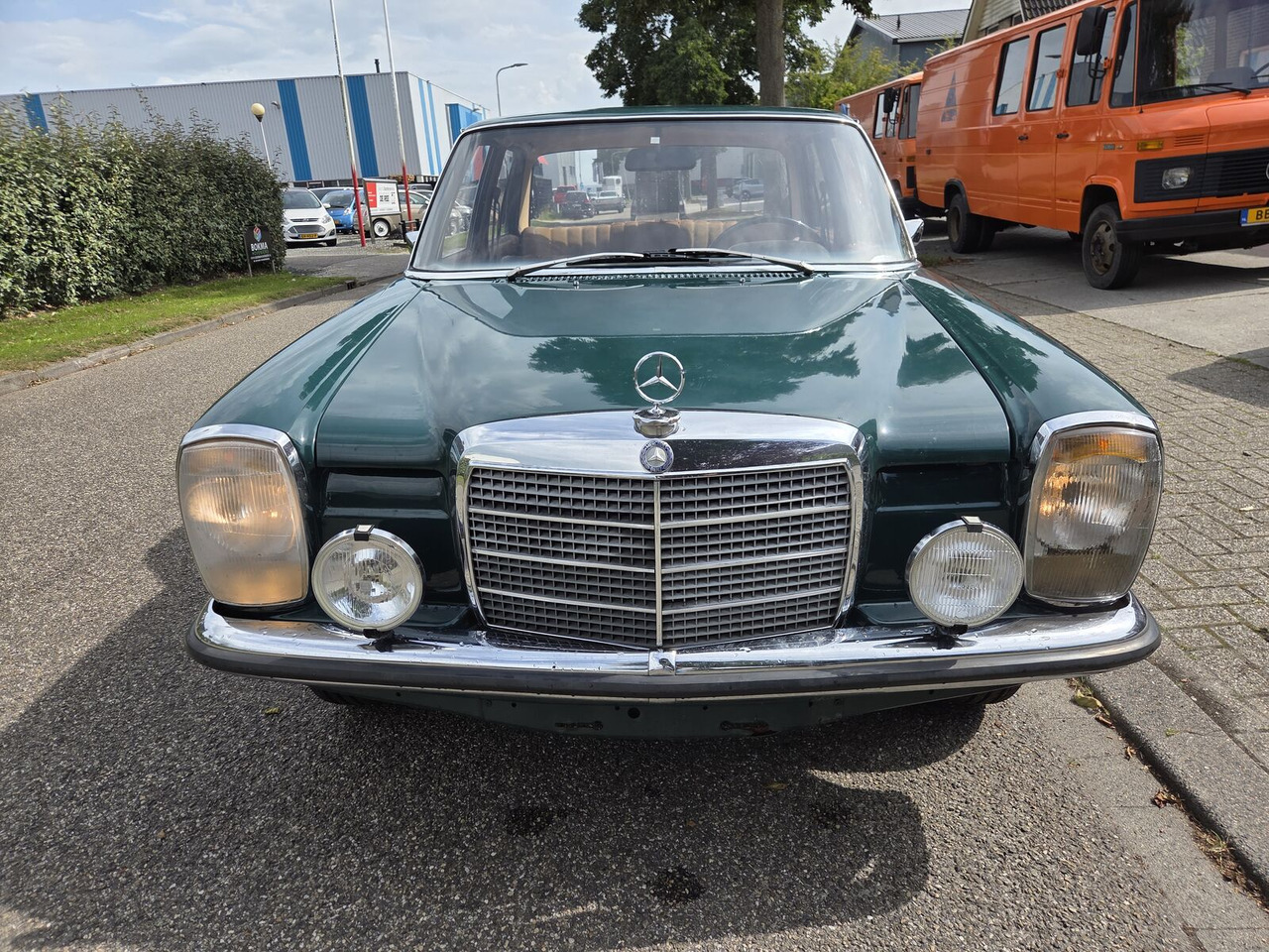 Mercedes-Benz 220 (W115) auto - Personenwagen: afbeelding 2 Mercedes-Benz 220 (W115) auto - Personenwagen: afbeelding 2