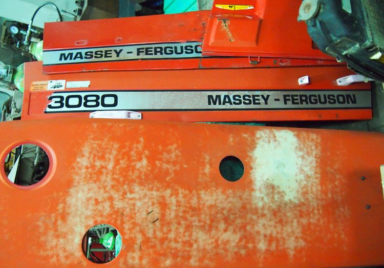 Części do Ciągnika Massey Ferguson MF 3000 Maska, osłona silnika MF 3000 - Motor en onderdelen voor Landbouwmachine: afbeelding 2 Części do Ciągnika Massey Ferguson MF 3000 Maska, osłona silnika MF 3000 - Motor en onderdelen voor Landbouwmachine: afbeelding 2