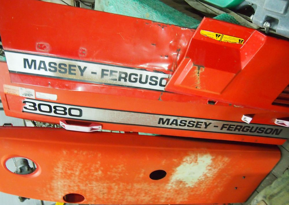 Części do Ciągnika Massey Ferguson MF 3000 Maska, osłona silnika MF 3000 - Motor en onderdelen voor Landbouwmachine: afbeelding 1 Części do Ciągnika Massey Ferguson MF 3000 Maska, osłona silnika MF 3000 - Motor en onderdelen voor Landbouwmachine: afbeelding 1