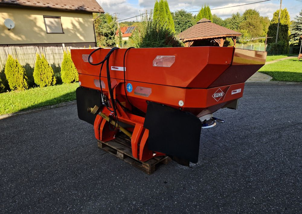 Rozsiewacz nawozów Kuhn AXIS 30,1 2008 Rozsiewacz KUHN RAUCH - Kunstmeststrooier: afbeelding 3 Rozsiewacz nawozów Kuhn AXIS 30,1 2008 Rozsiewacz KUHN RAUCH - Kunstmeststrooier: afbeelding 3