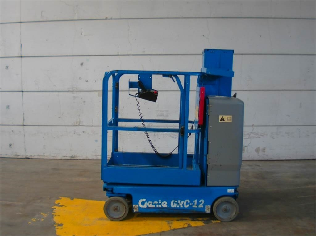 Genie GRC12 - Verticale masthoogwerker: afbeelding 1 Genie GRC12 - Verticale masthoogwerker: afbeelding 1