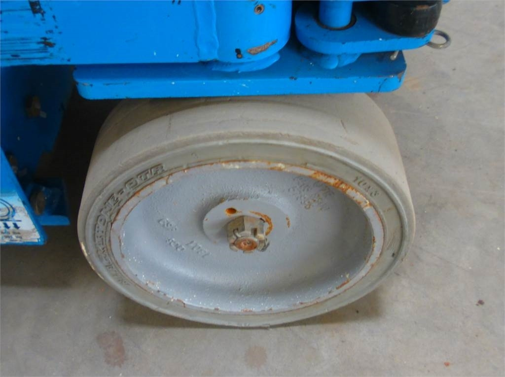 Genie GRC12 - Verticale masthoogwerker: afbeelding 2 Genie GRC12 - Verticale masthoogwerker: afbeelding 2