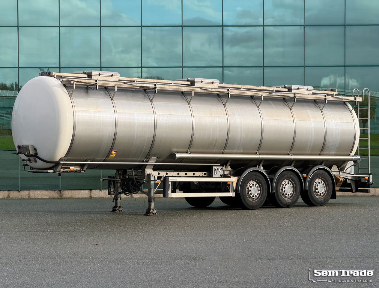 Burg 37.300 Liter 3 Compartments Disc Brakes Super Condition NL Trailer - Tankoplegger: afbeelding 1 Burg 37.300 Liter 3 Compartments Disc Brakes Super Condition NL Trailer - Tankoplegger: afbeelding 1