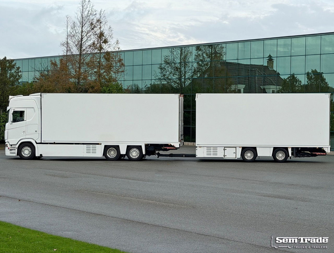 Scania S660 V8 Retarder Full Options 50CC VAN Beurden Boxes 2x Lift Super Condition - Koelwagen vrachtwagen: afbeelding 2 Scania S660 V8 Retarder Full Options 50CC VAN Beurden Boxes 2x Lift Super Condition - Koelwagen vrachtwagen: afbeelding 2