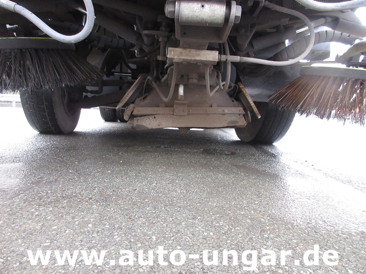 RAVO 545 Compact Kehrmaschine 5m³ Kommunalfahrzeug Baujahr 2010 streetsweeper - Gemeentelijke machine/ Speciaal: afbeelding 4 RAVO 545 Compact Kehrmaschine 5m³ Kommunalfahrzeug Baujahr 2010 streetsweeper - Gemeentelijke machine/ Speciaal: afbeelding 4