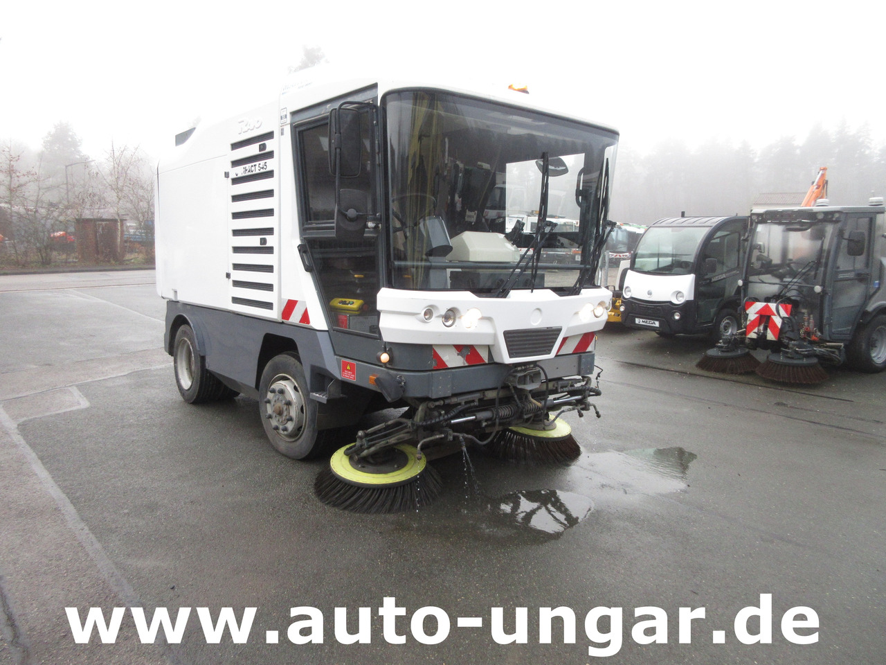 RAVO 545 Compact Kehrmaschine 5m³ Kommunalfahrzeug Baujahr 2010 streetsweeper - Gemeentelijke machine/ Speciaal: afbeelding 1 RAVO 545 Compact Kehrmaschine 5m³ Kommunalfahrzeug Baujahr 2010 streetsweeper - Gemeentelijke machine/ Speciaal: afbeelding 1