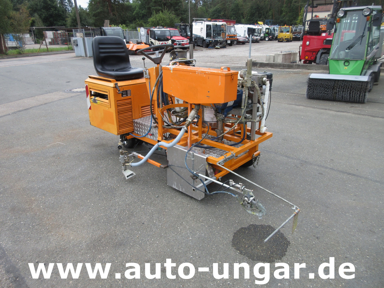 Graco LineLazer II 5900 auf Zindel VarioZet Linedriver Perlstreuer + Airless-Farb-Spritze Hofmann - Asfaltmachine: afbeelding 1 Graco LineLazer II 5900 auf Zindel VarioZet Linedriver Perlstreuer + Airless-Farb-Spritze Hofmann - Asfaltmachine: afbeelding 1